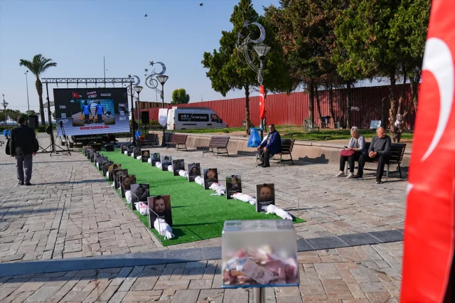 İzmir'de Gazze İçin "İzlemek Yetmez" Etkinliği Sürüyor