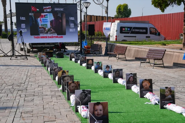 İzmir'de Gazze İçin "İzlemek Yetmez" Etkinliği Sürüyor