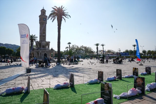 İzmir'de Gazze İçin "İzlemek Yetmez" Etkinliği Sürüyor