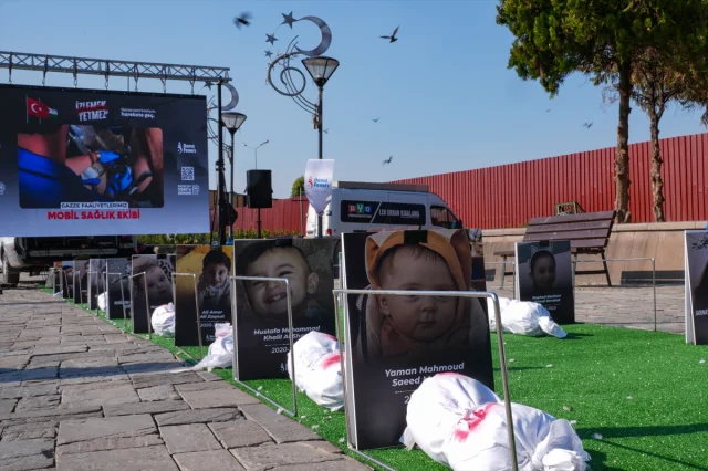 İzmir'de Gazze İçin "İzlemek Yetmez" Etkinliği Sürüyor