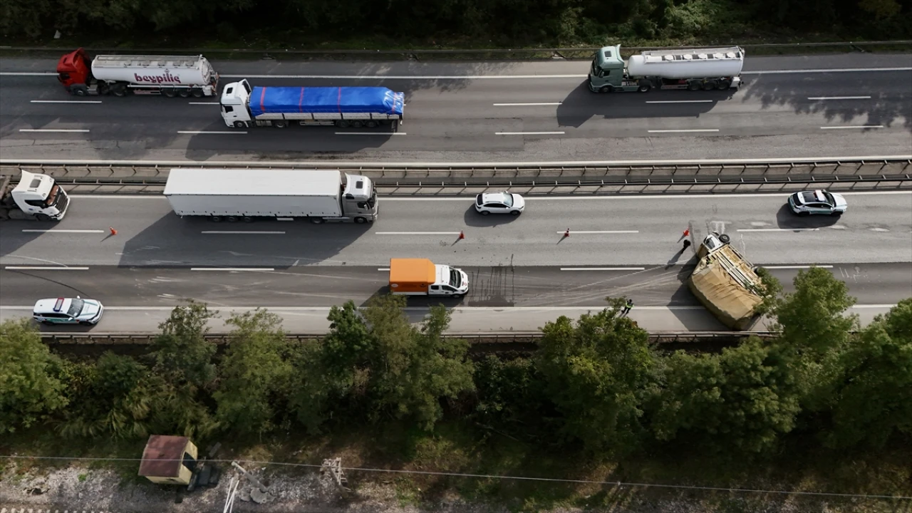 Anadolu Otoyolu'nda Kamyonet Kazası Trafiği Felç Etti