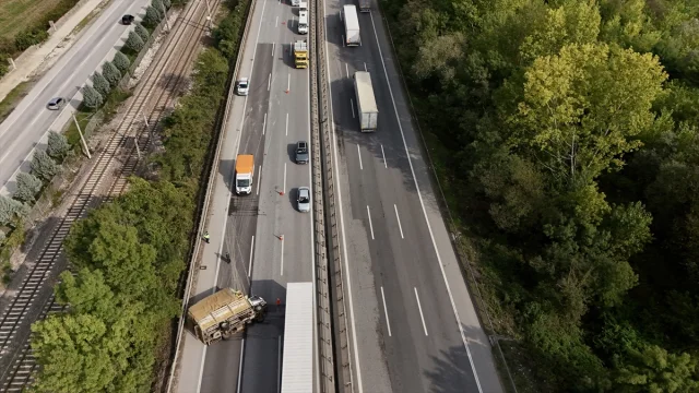 Anadolu Otoyolu'nda Kamyonet Kazası Trafiği Felç Etti