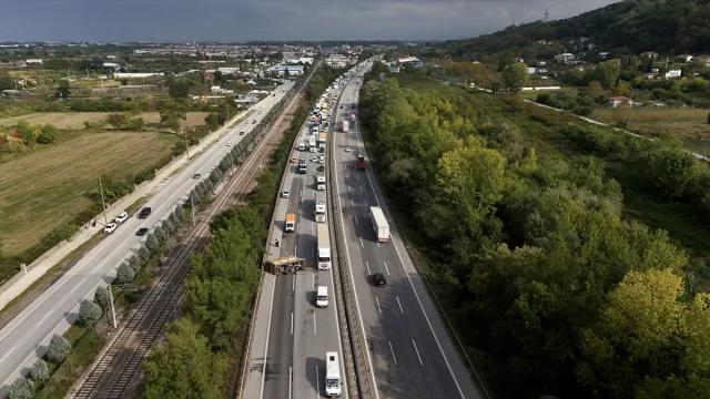 Anadolu Otoyolu'nda Kamyonet Kazası Trafiği Felç Etti