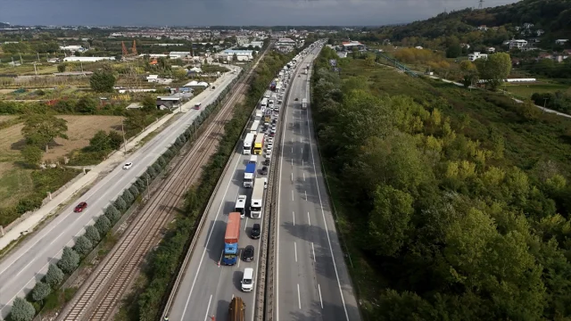 Anadolu Otoyolu'nda Kamyonet Kazası Trafiği Felç Etti
