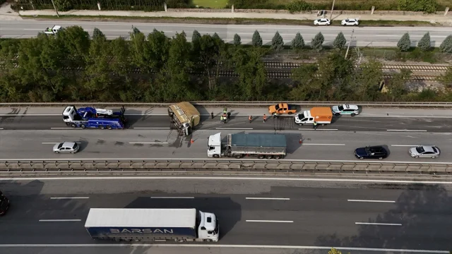 Anadolu Otoyolu'nda Kamyonet Kazası Trafiği Felç Etti