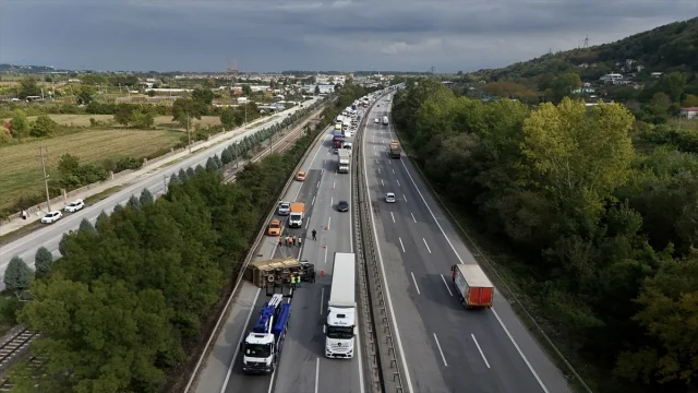 Anadolu Otoyolu'nda Kamyonet Kazası Trafiği Felç Etti