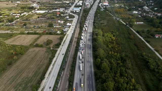 Anadolu Otoyolu'nda Kamyonet Kazası Trafiği Felç Etti