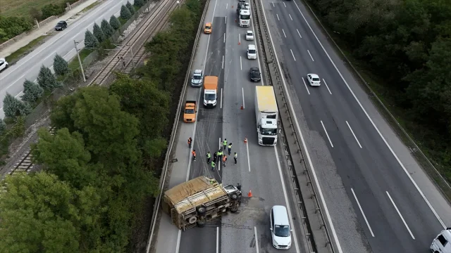 Anadolu Otoyolu'nda Kamyonet Kazası Trafiği Felç Etti