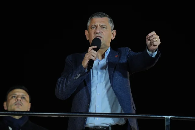 CHP Lideri Özgür Özel Sarıyer'de Coşkulu Bir Kalabalığa Seslendi