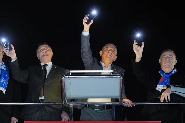 CHP Lideri Özgür Özel Sarıyer'de Coşkulu Bir Kalabalığa Seslendi