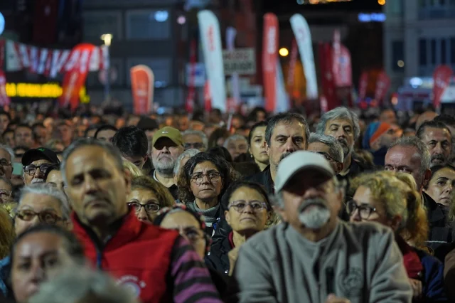 CHP Lideri Özgür Özel Sarıyer'de Coşkulu Bir Kalabalığa Seslendi