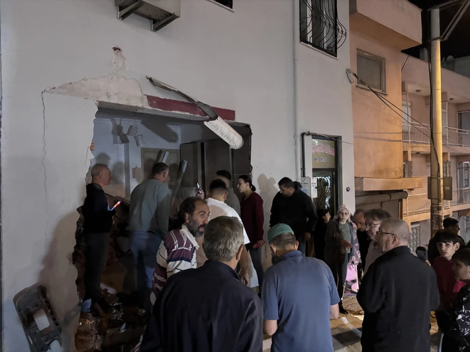 İzmir'de Dehşet Anları Freni Boşalan Kamyon Eve Çarptı