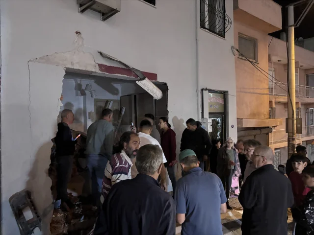 İzmir'de Dehşet Anları Freni Boşalan Kamyon Eve Çarptı