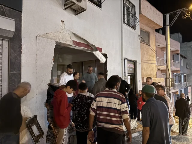 İzmir'de Dehşet Anları Freni Boşalan Kamyon Eve Çarptı