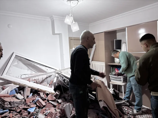 İzmir'de Dehşet Anları Freni Boşalan Kamyon Eve Çarptı