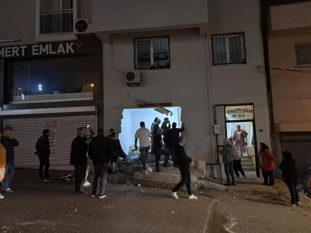 İzmir'de Dehşet Anları Freni Boşalan Kamyon Eve Çarptı