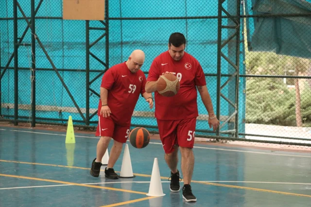 Tekirdağ'da basketbol sahasında bir araya gelen özel bireyle...