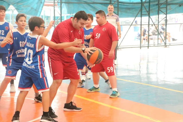 Tekirdağ'da basketbol sahasında bir araya gelen özel bireyler güçleniyor