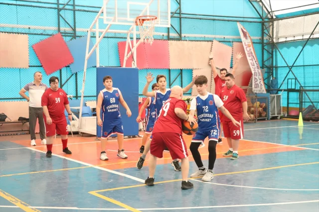 Tekirdağ'da basketbol sahasında bir araya gelen özel bireyler güçleniyor