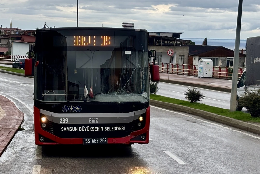 Samsun'da Büyük Kaza: Kamyonet ve Otobüs Çarpıştı