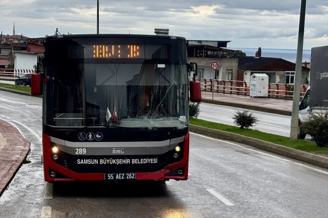 Samsun'da Büyük Kaza: Kamyonet ve Otobüs Çarpıştı
