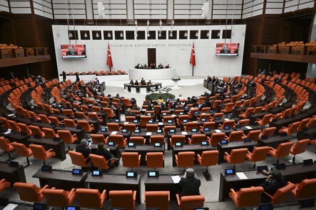 TBMM Genel Kurulunda Gergin Anlar Milletvekilleri Arasında Tartışma Çıktı