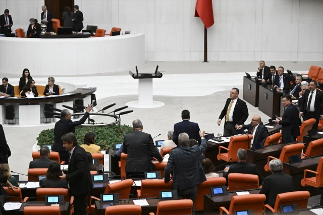 TBMM Genel Kurulunda Gergin Anlar Milletvekilleri Arasında Tartışma Çıktı