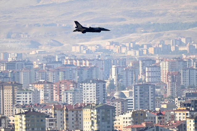 Kayseri Semaları SOLOTÜRK Gösterisine Ev Sahipliği Yapıyor