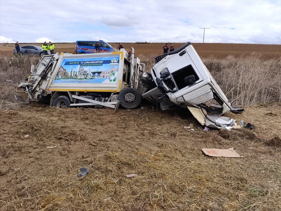 Tekirdağ'da Devrilen Çöp Kamyonu Panik Yarattı: İşçilerin Durumu Nasıl?