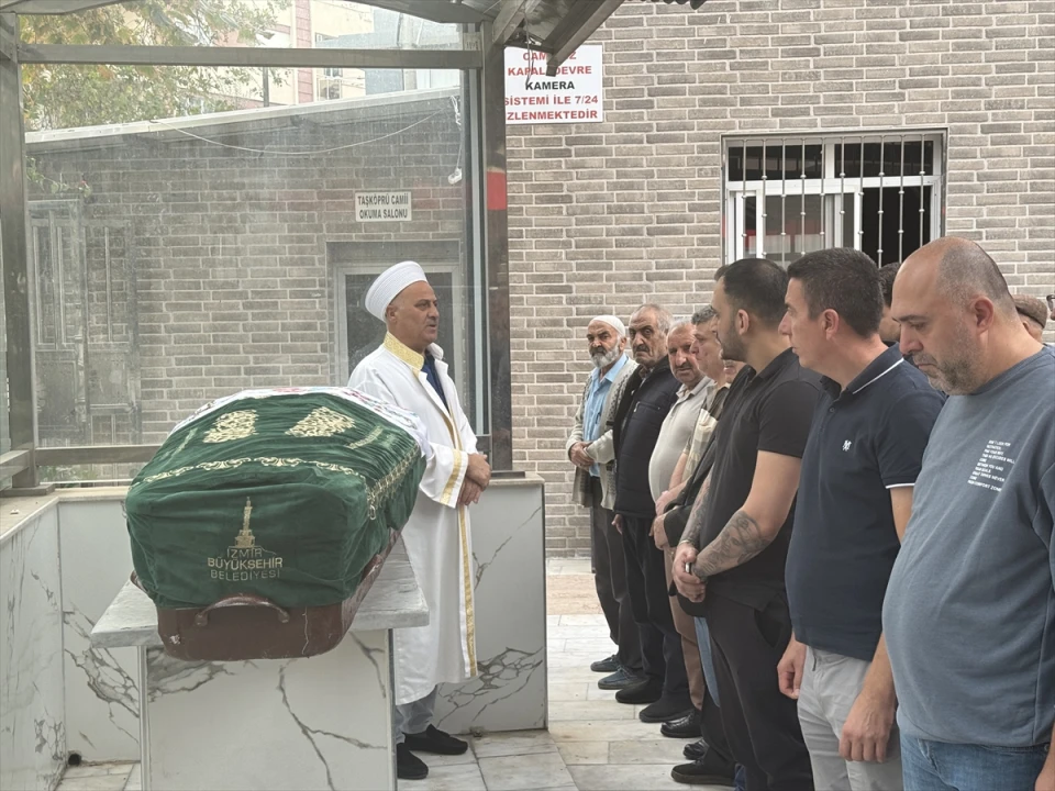İzmir'de Kocasının Kurbanı Olan Kadının Yakınları Hüzünle Vedalaştı