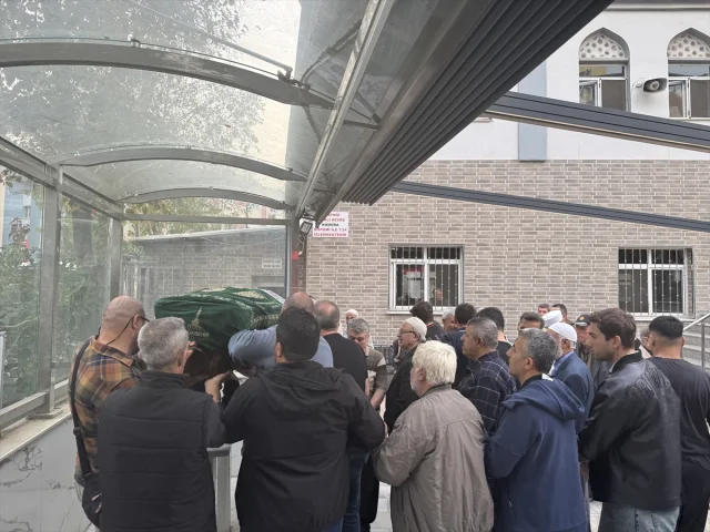 İzmir'de Kocasının Kurbanı Olan Kadının Yakınları Hüzünle Vedalaştı