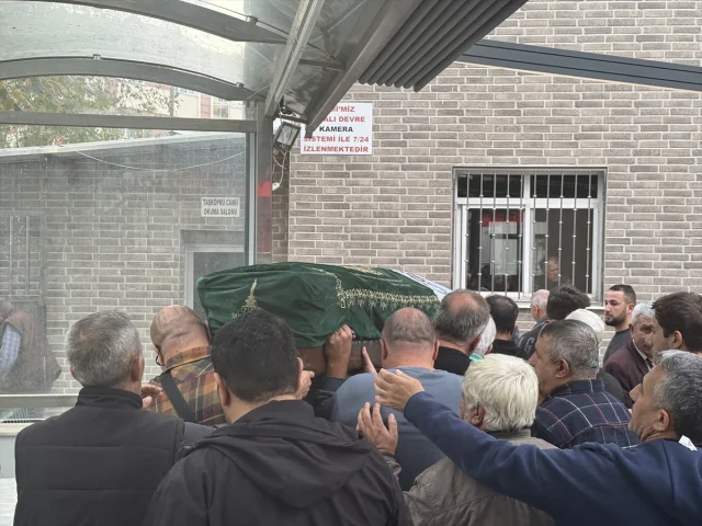 İzmir'de Kocasının Kurbanı Olan Kadının Yakınları Hüzünle Vedalaştı
