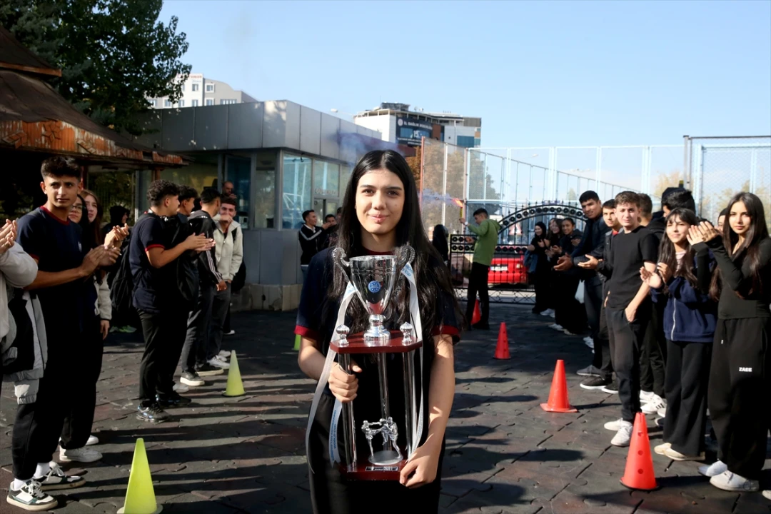 Kick Boksta Dünya Şampiyonu Genç Elif Ceren'e Unutulmaz Karşılama