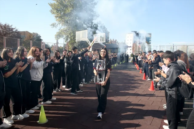 Kick Boksta Dünya Şampiyonu Genç Elif Ceren'e Unutulmaz Karşılama