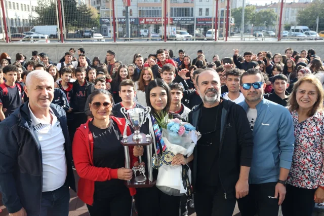 Kick Boksta Dünya Şampiyonu Genç Elif Ceren'e Unutulmaz Karşılama