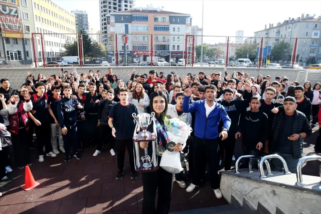Kick Boksta Dünya Şampiyonu Genç Elif Ceren'e Unutulmaz Karşılama