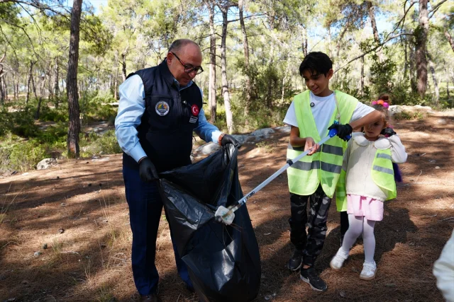 Mersin'de Örnek Çevre Hareketi: Öğrenciler Ormanda Çöp Topla...