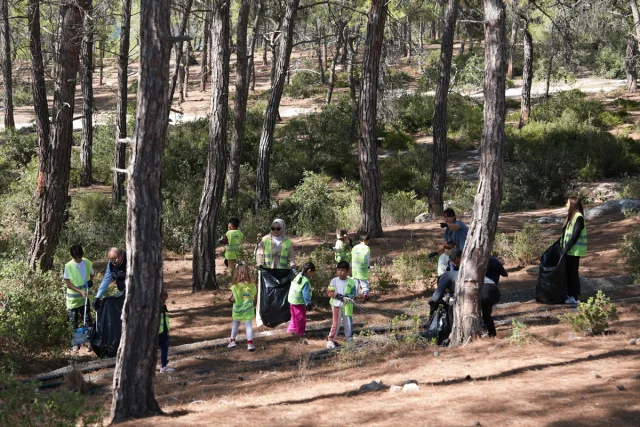 Mersin'de Örnek Çevre Hareketi: Öğrenciler Ormanda Çöp Topladı