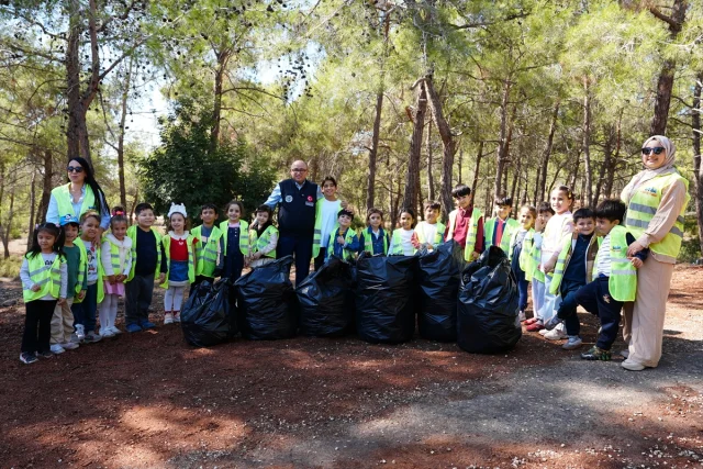Mersin'de Örnek Çevre Hareketi: Öğrenciler Ormanda Çöp Topladı