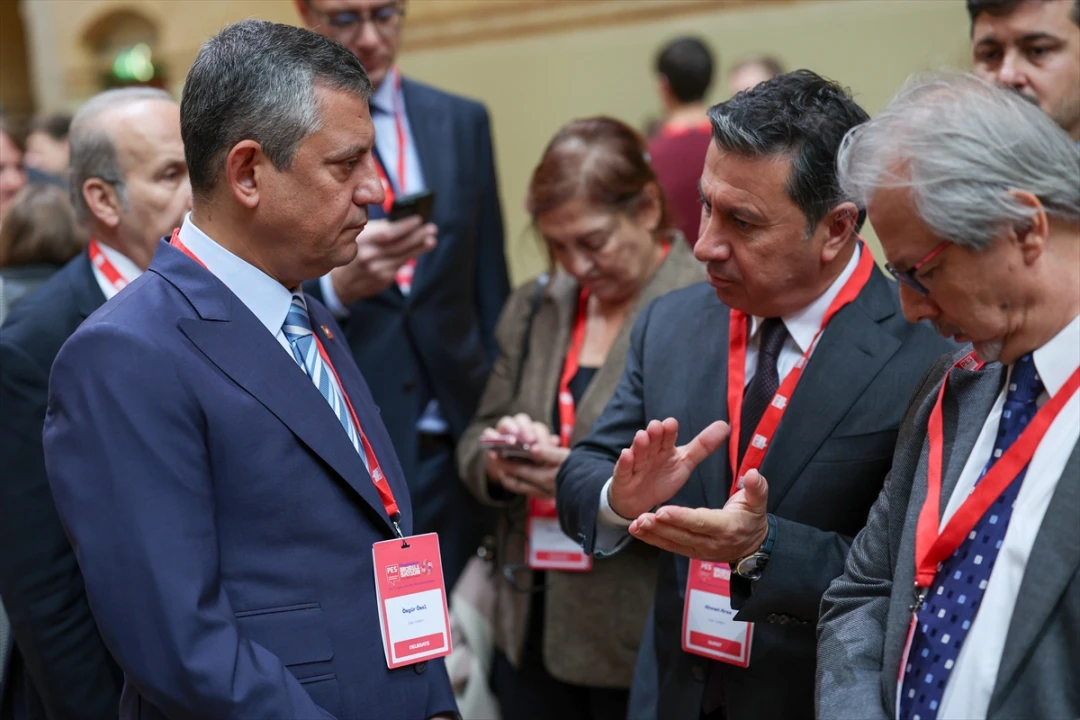 CHP Lideri Özel Amsterdam'da Avrupalı Sosyalistlerle Buluştu