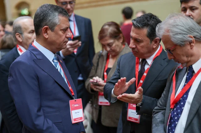 CHP Lideri Özel Amsterdam'da Avrupalı Sosyalistlerle Buluştu