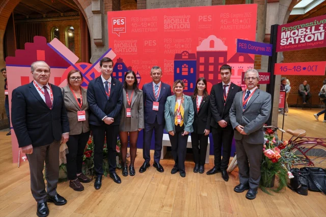 CHP Lideri Özel Amsterdam'da Avrupalı Sosyalistlerle Buluştu