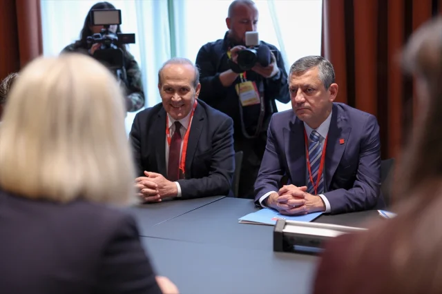 CHP Lideri Özel Amsterdam'da Avrupalı Sosyalistlerle Buluştu