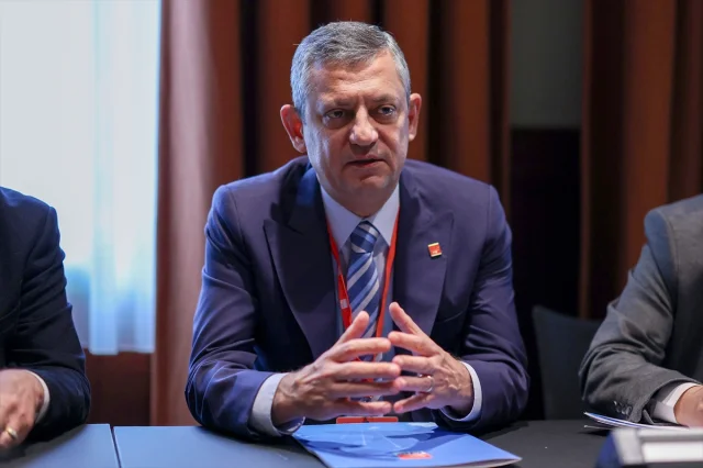 CHP Lideri Özel Amsterdam'da Avrupalı Sosyalistlerle Buluştu
