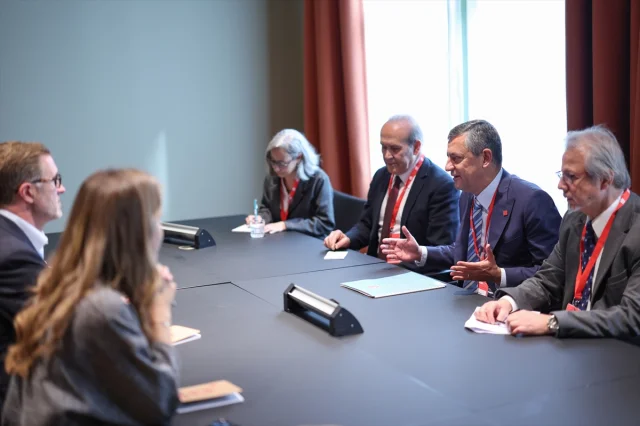 CHP Lideri Özel Amsterdam'da Avrupalı Sosyalistlerle Buluştu