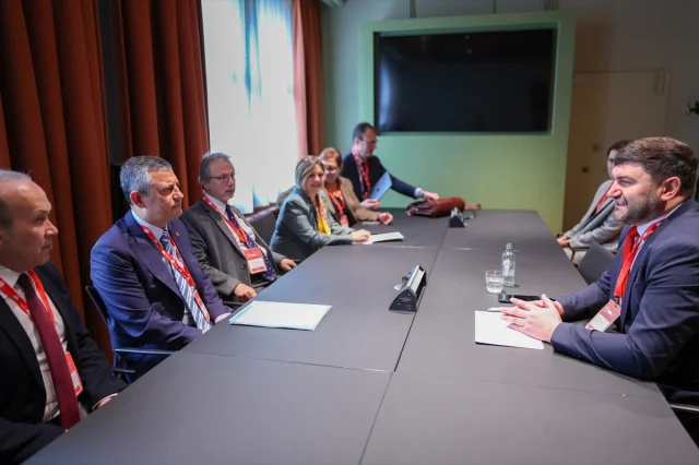 CHP Lideri Özel Amsterdam'da Avrupalı Sosyalistlerle Buluştu