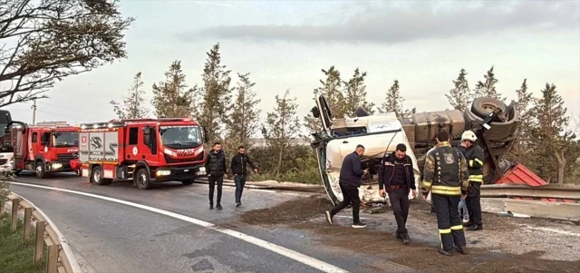 Anadolu Otoyolu'nda Tır Devrildi: Sürücü Yaralandı ve Ulaşım...