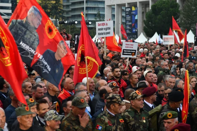 Lahey'de yargılanan Kosovalı komutanlar için Tiran'da dikkat çeken gösteri
