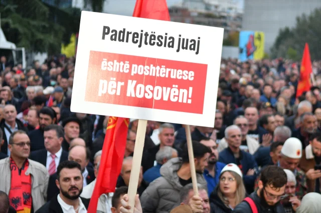 Lahey'de yargılanan Kosovalı komutanlar için Tiran'da dikkat çeken gösteri