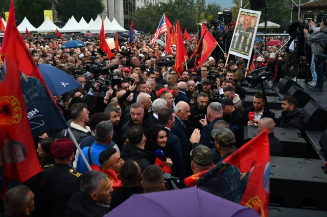 Lahey'de yargılanan Kosovalı komutanlar için Tiran'da dikkat çeken gösteri